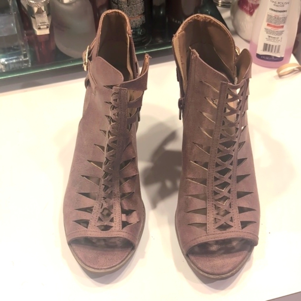 Qupid Mauve Chunk Heels Peep Toes Sandals Size 8